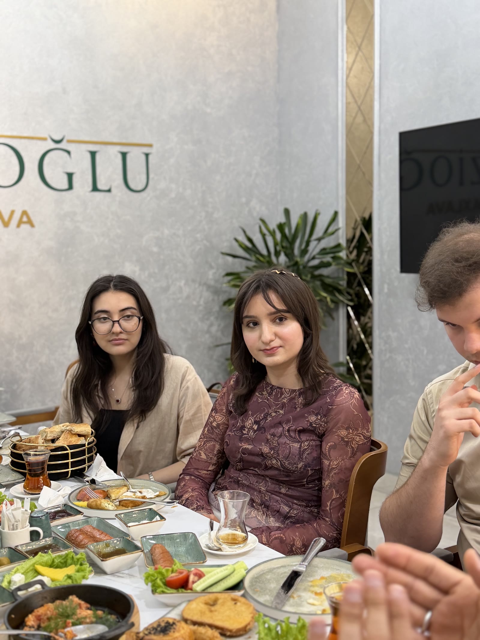 Səhər yeməyi & oxu — iştirakçılar
