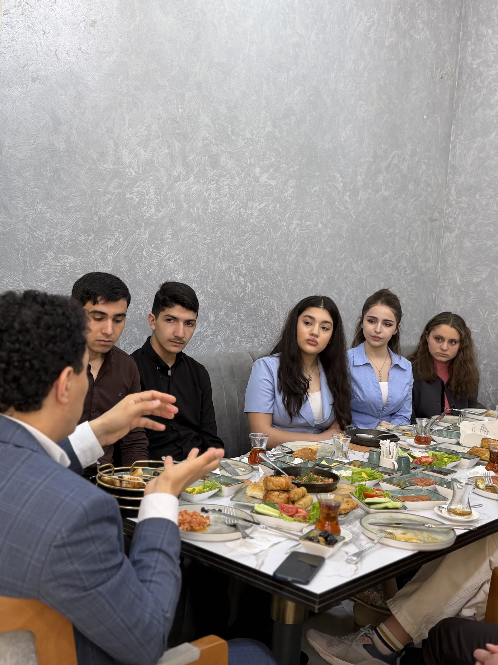 Səhər yeməyi & oxu — iştirakçılar