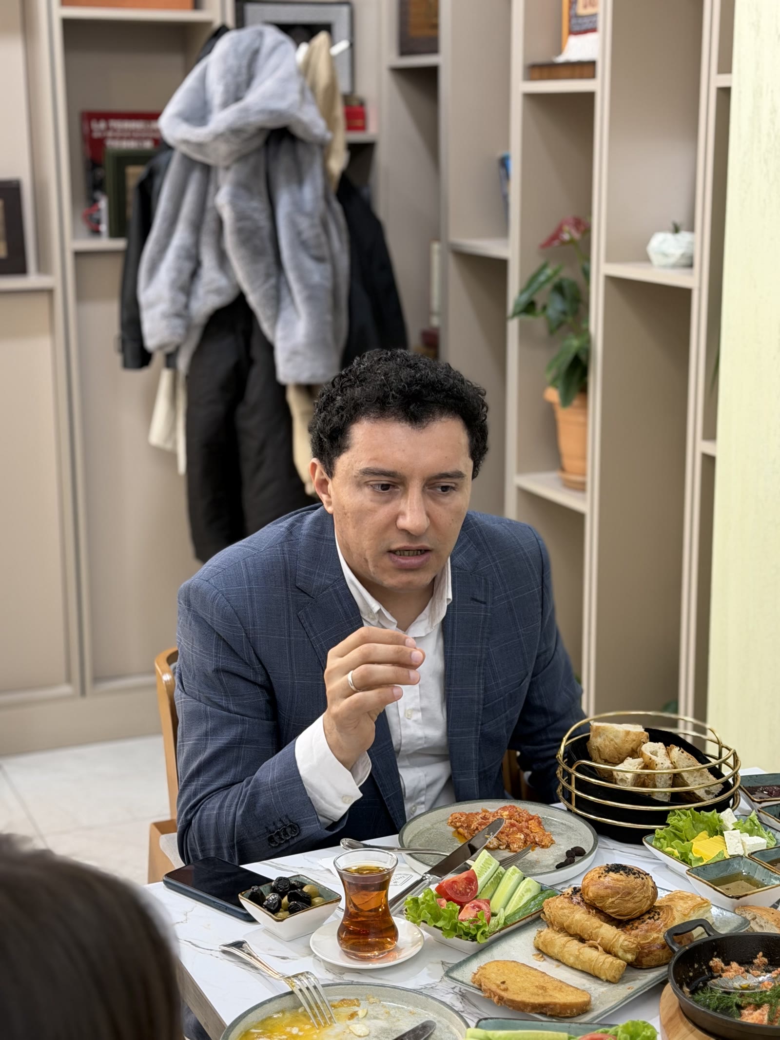 Səhər yeməyi & oxu — iştirakçılar