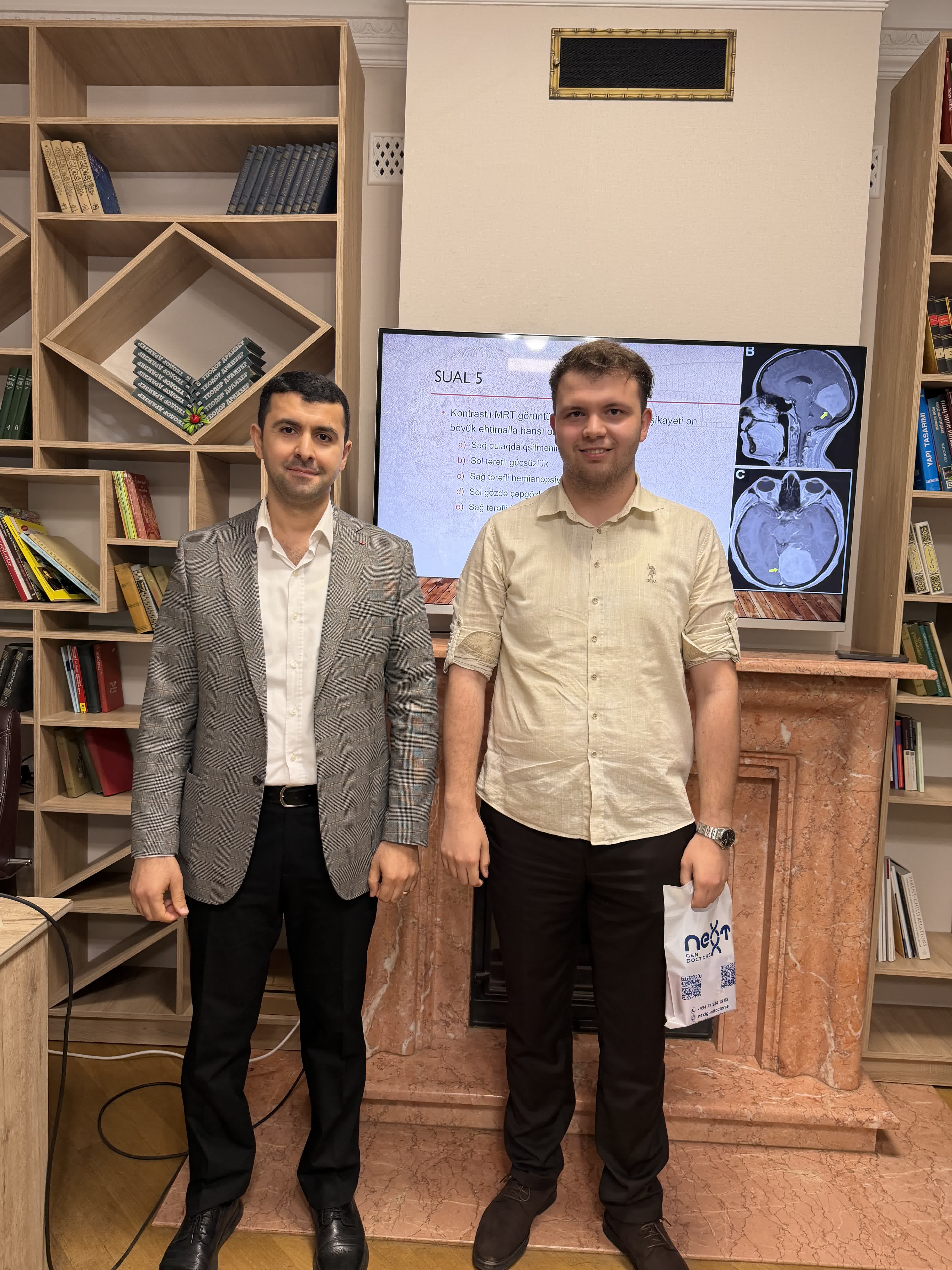 Dr. Ruslan seminarı — sertifikat təqdimatı