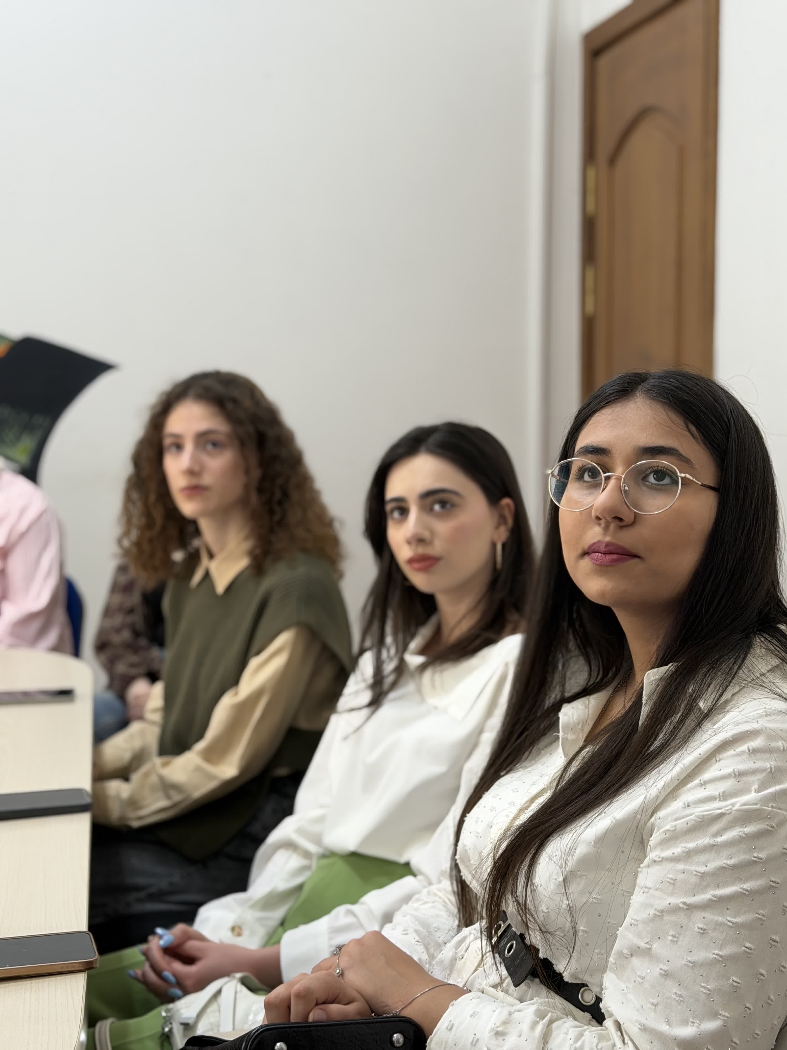 Lalə Ağabəyli seminarı — sertifikat təqdimatı